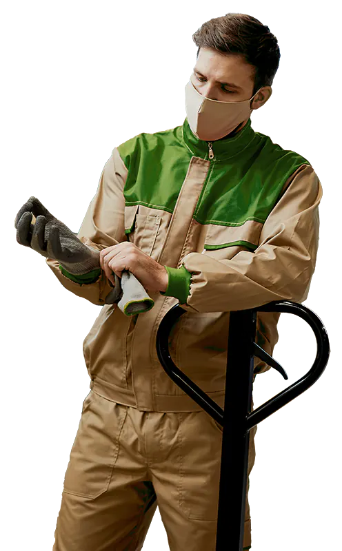 Hombre trabajando en madera